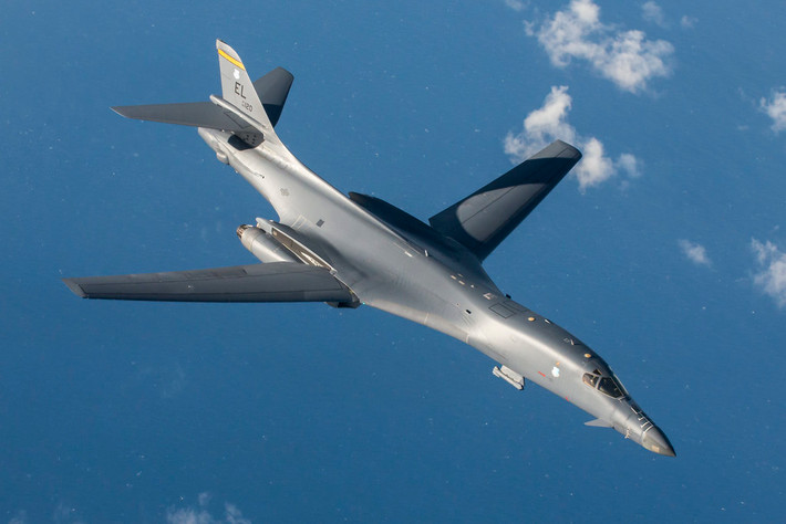 Tuy nhiên, thực tế biến hoá khôn lường đã khiến B-1B Lancer phải đóng vai máy bay ném bom chiến lược với vai trò oanh tạc hoả lực vào trận địa, bay liên tục ở tốc độ cao trong nhiều giờ liên tục để giám sát chiến trường. Nguồn ảnh: Pinterest.