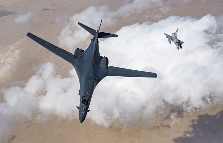 Trên mặt lý thuyết, máy bay ném bom B-1B Lancer của Mỹ có khả năng bay ở tốc độ tối đa 1335 km/h ở độ cao 12.000 mét. Ở độ cao thấp hơn 150 mét, máy bay có thể đạt tốc độ 1126 km/h. Nguồn ảnh: Pinterest.