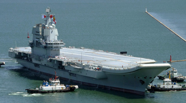 Trong trường hợp vạn bất đắc dĩ, tàu sân bay Liêu Ninh khi đó mới sử dụng đến cấu hình vũ khí tự vệ có phần "rời rạc" của mình để thoát thân khỏi chiến trường. Mặc dù vậy, với kích thước lớn, tốc độ chậm, một khi tàu sân bay Liên Ninh hay bất cứ tàu sân bay nào khác trên thế giới mất đi đội hộ tống, số phận của nó coi như đã "an bài". Nguồn ảnh: QQ.