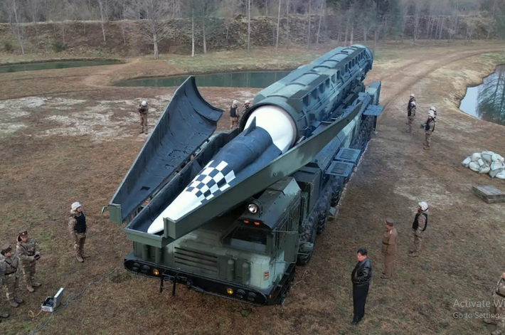 Vụ phóng tên lửa được đích thân nhà lãnh đạo Kim Jong-un giám sát. Mục tiêu của cuộc thử nghiệm là kiểm tra thiết kế chung và các đặc tính kỹ thuật của tên lửa cũng như “các đặc điểm của hành động lướt và phi nước đại”. Quân đội cũng xác minh độ tin cậy và an toàn của hệ thống vũ khí. Ảnh: Topwar.