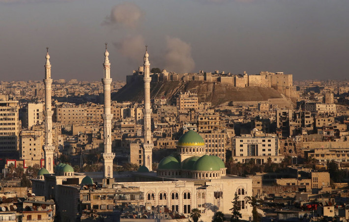Kể từ khi Trận đánh Aleppo bắt đầu năm 2012, thành phố Aleppo hứng chịu nhiều tàn phá. Nó đã bị chia cắt thành khu phía tây do quân chính phủ Syria kiểm soát và phía đông do nổi dậy giữ. Suốt mấy tháng gần đây, Aleppo trở thành chiến trường chính ở Syria với sự tham gia của lực lượng chính phủ, khủng bố và một loạt các nhóm đối lập. Ảnh: Cảnh tượng nhìn từ xa ở khu vực do quân chính phủ chiếm giữ ở Aleppo hôm 3/12/2016. Ảnh Sputnik