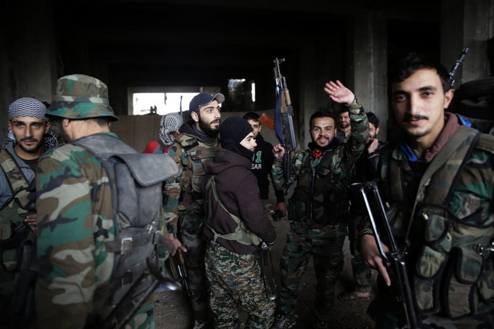 Các binh sỹ Syria chuẩn bị cho trận giao chiến với nổi dậy ở chiến tuyến Ramouseh, đông Aleppo ngày 5/12. Ảnh Sputnik