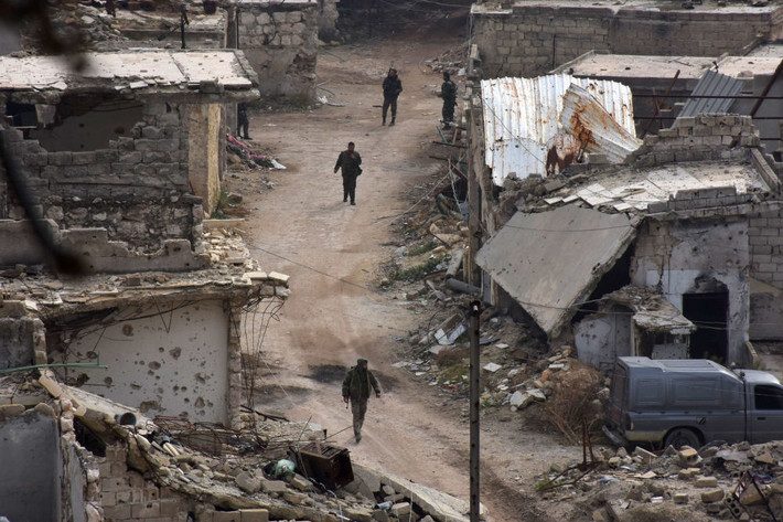 Các quân nhân Syria khảo sát các ngôi nhà ở Karm al-Jabal, đông Aleppo khi họ tiến về al-Shaar. Ảnh Sputnik