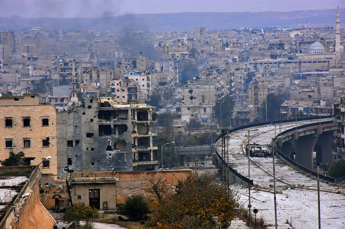 Các ngôi nhà bị hư hại, chỉ còn lại trơ khung nhà ở khu dân cư al-Shaar, phía đông thành phố Aleppo. Ảnh Sputnik