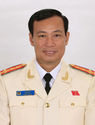 Thiếu tướng Lê Tấn Tới: Tướng Lê Tấn Tới sinh năm 1969, quê ở tỉnh Cà Mau. Trước năm 2019, ông giữ chức Giám đốc công an tỉnh Bạc Liêu, Trưởng đoàn Đại biểu Quốc hội tỉnh Cà Mau. (Ảnh thiếu tướng Lê Tấn Tới lúc còn mang hàm đại tá. Nguồn: Quochoi)
