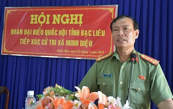 Năm 2019, ông được bổ nhiệm giữ chức Cục trưởng Cục Tổ chức cán bộ Bộ công an và được phong hàm thiếu tướng. Năm 2010, ông được bổ nhiệm chức Thứ trưởng Bộ công an. (Ảnh thiếu tướng Lê Tấn Tới lúc mang hàm đại tá. Nguồn: Thoidai)
