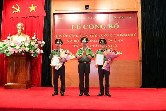 Bộ trưởng Công an công bố quyết định về việc bổ nhiệm các chức danh Tư pháp đối với 2 Thứ trưởng là trung tướng Lương Tam Quang và thiếu tướng Lê Quốc Hùng. (Ảnh: Bộ trưởng Tô Lâm trao các quyết định cho Thứ trưởng Lương Tam Quang (phải) và Thứ trưởng Lê Quốc Hùng (trái). Nguồn: Toquoc)