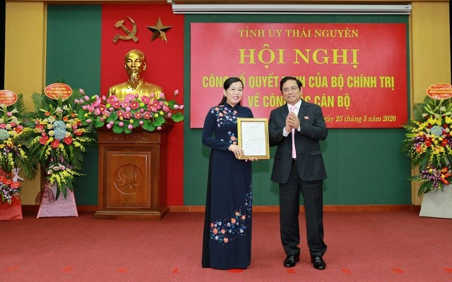 Theo đó, Bộ Chính trị điều động, phân công bà Nguyễn Thanh Hải, Ủy viên Trung ương Đảng, Ủy viên viên Đảng đoàn Quốc Hội, Ủy viên Ủy ban Thường vụ Quốc hội, Trưởng Ban Dân nguyện thuộc Ủy ban Thường vụ Quốc hội thôi giữ chức Ủy viên Đảng đoàn Quốc hội. Đồng thời, điều động, phân công, chỉ định bà Nguyễn Thanh Hải tham gia Ban Chấp hành, Ban Thường vụ và giữ chức Bí thư Tỉnh ủy Thái Nguyên nhiệm kỳ 2015-2020. (Ảnh: Trưởng Ban Tổ chức Trung ương Phạm Minh Chính trao quyết định cho bà Nguyễn Thanh Hải. Nguồn: Nhandan)