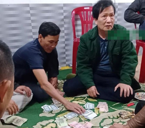 Cách chức chủ tịch xã đánh bạc giữa mùa dịch ở Hà Tĩnh: Ngày 21/5, thông tin từ Văn phòng UBND huyện Hương Khê, tỉnh Hà Tĩnh cho biết, ông Lê Ngọc Huấn - Chủ tịch UBND huyện này đã ký quyết định kỷ luật với hình thức cách chức đối với ông Phạm Đại Dũng - Chủ tịch UBND xã Hương Lâm huyện Hương Khê.
