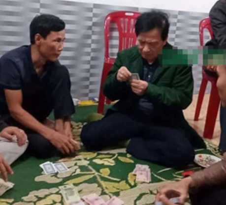 Ông Dũng được xác định đã tham gia đánh bạc cùng với 8 người dân địa phương. Ngoài việc cách chức, ông Dũng cùng những người tham gia đánh bạc bị xử phạt từ 1,5 - 2 triệu đồng/người.