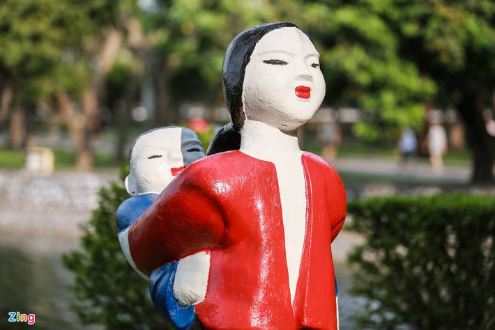 Những ngày qua, người dân tới Công viên Thống Nhất ngạc nhiên khi những bức tượng lâu năm trong công viên được sơn lại bằng các màu sắc sặc sỡ.