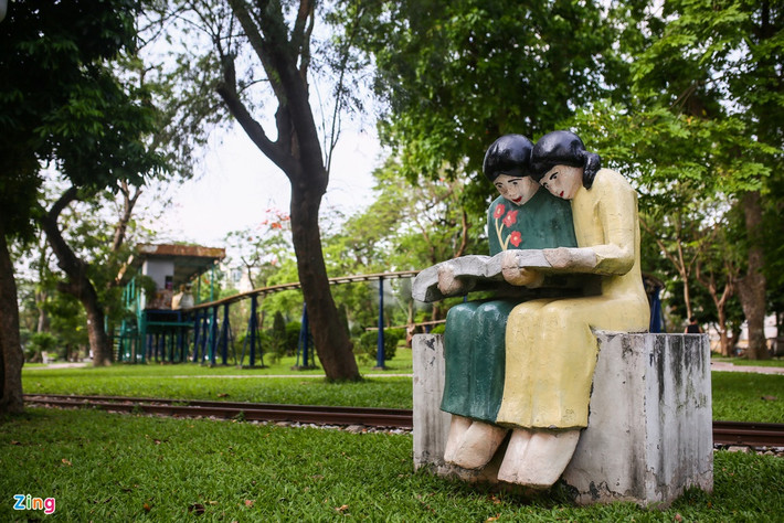 Hình ảnh mới của những bức tượng vấp phải nhiều ý kiến chê bai trên mạng xã hội. Nhiều người cho rằng đây là ý tưởng tốt nhưng không phù hợp. Ban quản lý nên trả lại màu trắng nguyên bản như trước đây.