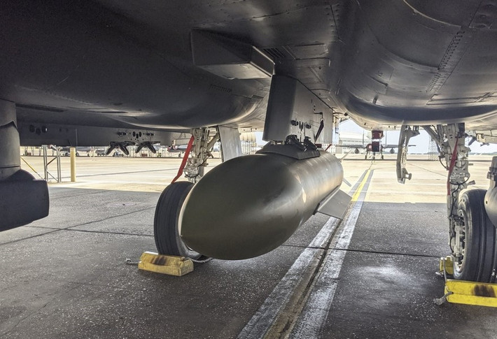 GBU-72 ngoài trang bị trên máy bay cường kích đa năng F-15E, chúng cũng sẽ được biên chế cho các loại máy bay có khả năng tấn công mặt đất khác đang được biên chế trong không quân Mỹ. (Nguồn ảnh: Military Aerospace, AP, Reuters, Getty Images).