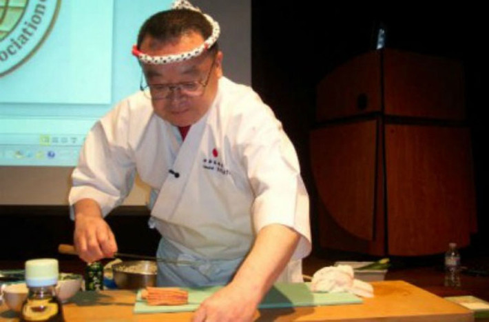 xCác đầu bếp làm món sushi thường phải trải quan những khóa đào tạo khó khăn nhất.