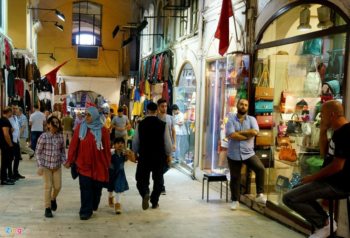 Vua Mehmet II của Đế quốc Ottoman (Thổ Nhĩ Kỳ ngày nay) ra lệnh thành lập chợ Grand Bazaar vào năm 1455, sau khi ông chinh phục thành phố Istanbul vào năm 1453. Ban đầu thương nhân trong chợ chỉ bán vải, quần áo và hàng dệt may. Người xưa xây chợ bằng gạch và gỗ, với những mái vòm lớn.