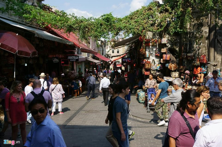 Với hơn 3.000 cửa hàng, chợ Grand Bazaar tọa lạc trên 61 đường phố của Istanbul. Khoảng 26.000 người buôn bán và làm việc trong chợ Grand Bazaar. Khoảng 250.000-400.000 lượt người tới chợ mỗi ngày.