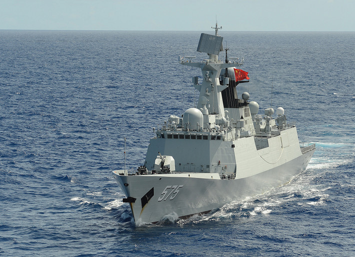 Tiếp đến là khinh hạm Type 054A - loại khinh hạm có số lượng đông bậc nhất trong biên chế của Hải quân Trung Quốc với quân số 30 chiếc. Chiếc Type 054A tham gia cuộc tập trận vừa rồi có tên Hàm Ninh. Nguồn ảnh: QQ.