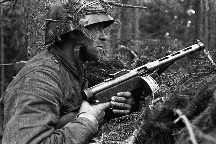 Liên Xô đã viện trợ cho Việt Nam một lượng lớn PPSh-41 khi chúng ta chiến đấu chống Pháp ở giai đoạn kháng chiến 9 năm và dù không còn sử dụng, chúng ta vẫn niêm cất bảo quản trong kho rất cẩn thận. Nguồn ảnh: Pinterest.