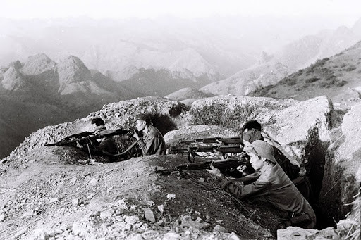 Tiếp đến là khẩu DP-27 - khẩu súng máy ra đời từ năm 1927 và tính tới khi Chiến tranh Biên giới 1979 nổ ra, khẩu súng này đã có tuổi đời "ngoại ngũ tuần". Nguồn ảnh: TL.