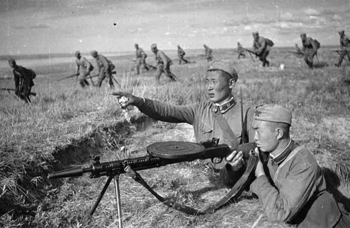 DP-27 phục vụ trong quân đội Liên Xô suốt từ năm 1928 cho tới tận những năm 60 mới dần bị loại biên. Vào thời kỳ bị loại biên, một lượng lớn DP-27 đã được Liên Xô chuyển cho ta. Nguồn ảnh: Pinterest.