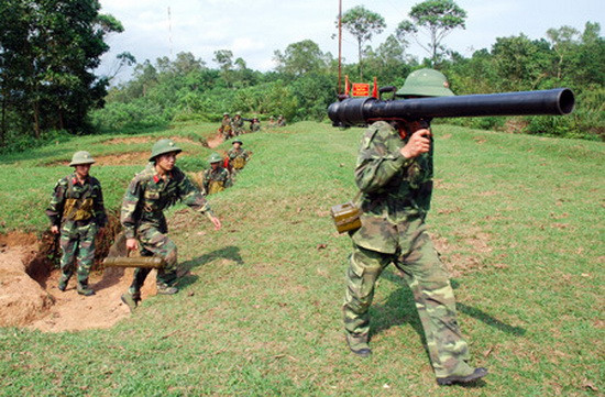 Loại pháo không giật 82mm hay còn có tên là B-10 cũng đã được Liên Xô thiết kế và đưa vào sử dụng từ những năm 1950 của thế kỷ trước, tới nay vẫn là loại hỏa lực bộ binh nguy hiểm của quân đội ta. Nguồn ảnh: QĐND.