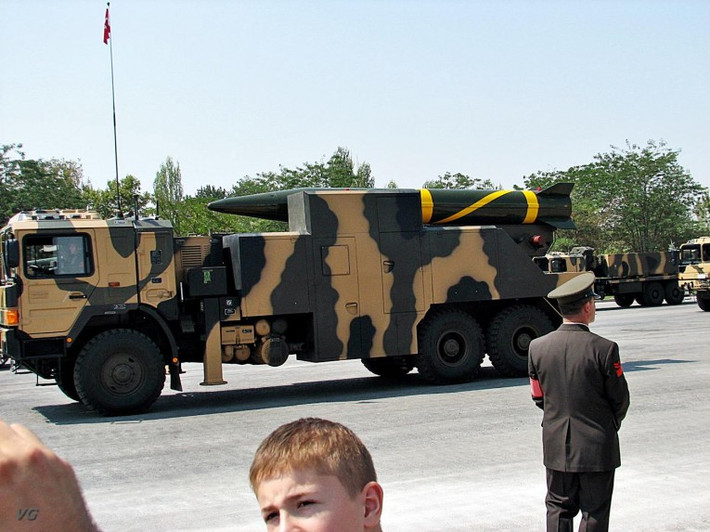 Với việc căng thẳng ở khu vực Trung Đông và cuộc đối đầu Nga - Thổ ở Syria ngày càng leo thang căng thẳng, giới chuyên gia lo sợ rằng J-600T Yildirim sẽ sớm được triển khai tới chiến trường này để cân bằng hoả lực với Iskander của Nga. Nguồn ảnh: Rumil.