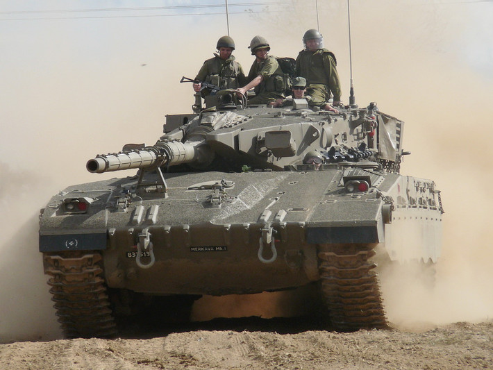 Merkava là loại xe tăng chủ lực do Israel tự nghiên cứu và sản xuất. Loại xe tăng này bắt đầu được gia nhập biên chế quân đội Israel từ năm 1979 và tới nay vẫn là loại xe tăng chủ lực quan trọng nhất của nước này. Nguồn ảnh: BMDP.