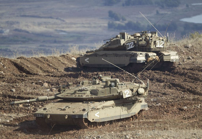 Các xe tăng Merkava có thiết kế khá cồng kềnh với trọng lượng lên tới 65 tấn, chiều dài lên tới 9 mét nếu tính cả nòng pháo, rộng 3,7 mét và cao 2,66 mét. Nguồn ảnh: BMDP.