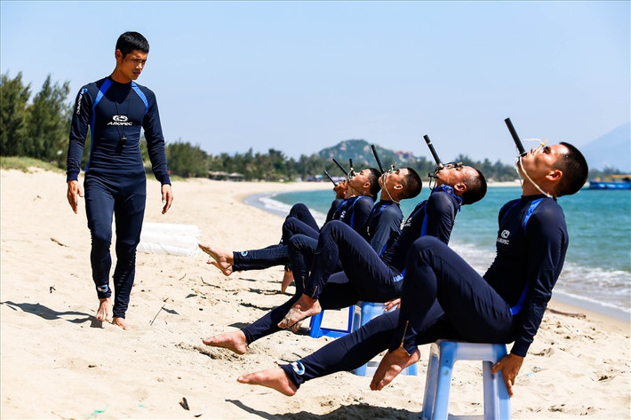 Bơi trên biển cũng đòi hỏi kỹ năng và thể lực tốt hơn nhiều so với việc bơi trên sông hoặc trong hồ bơi. Khi thành thạo việc bơi trên biển, các chiến sĩ đặc công nước có khả năng bơi xâm nhập trên sông và hồ một cách dễ dàng. Nguồn ảnh: Tienphong.