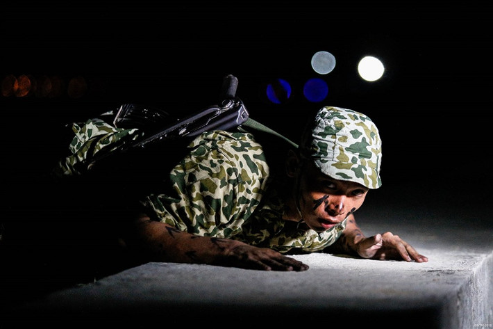 Kỹ năng ẩn nấp, xâm nhập cũng là một trong những điều không thể thiếu của những chiến sĩ đặc công. Bơi tới mục tiêu đã khó, tiếp cận với mục tiêu nằm sâu trong đất liền còn khó hơn nữa. Nguồn ảnh: Zingnews.
