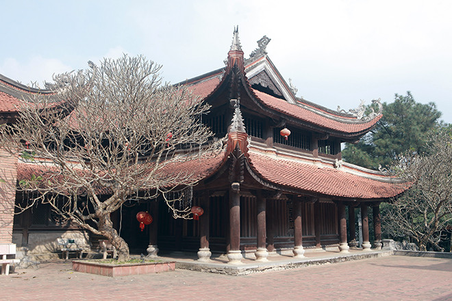 Chùa Sóc Thiên Vương thường được gọi là chùa Non Nước nằm trong quần thể khu di tích Ðền Sóc (Sóc Sơn, Hà Nội), có lịch sử đã hơn 1000 năm tuổi, kể từ khi thiền sư Ngô Chân Lưu (933-1011), hậu duệ của Ngô Quyền đến đây lập chùa. Năm 971, ông được vua Ðinh Tiên Hoàng phong hiệu Khuông Việt Đại sư