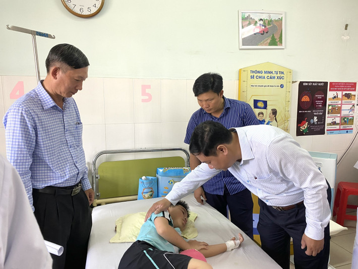 Tại Khánh Hòa: Vụ ngộ độc xảy ra tại quán cơm gà Trâm Anh tháng 3/2024, làm 369 người bị nhiễm độc và đi viện. Nguyên nhân do vi sinh vật Salmonella trong gà. (Ảnh: Báo Khánh Hòa)