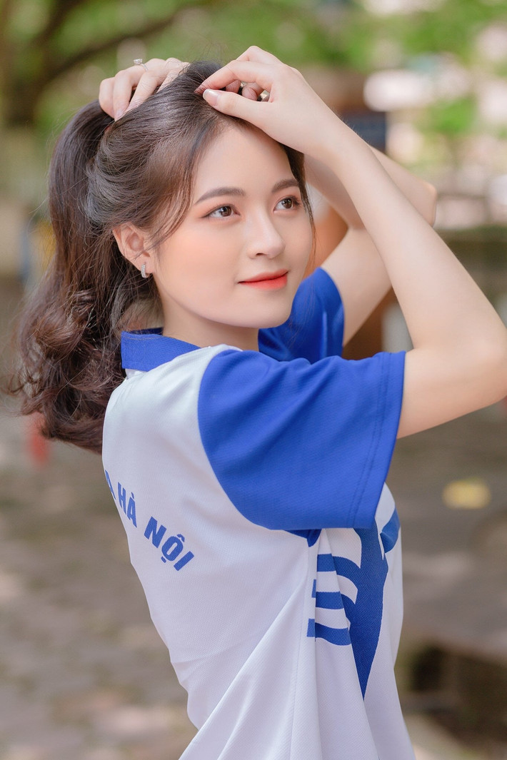 Cô bạn được mọi người biết đến là một nữ sinh thân thiện, tài năng và rất tích cực tham gia các hoạt động ngoại khóa.