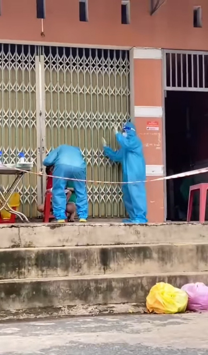 Dù phải làm việc ngày đêm vất vả nơi tuyến đầu thế nhưng đội ngũ y bác sĩ vẫn giữ được tinh thần lạc quan, vui vẻ.