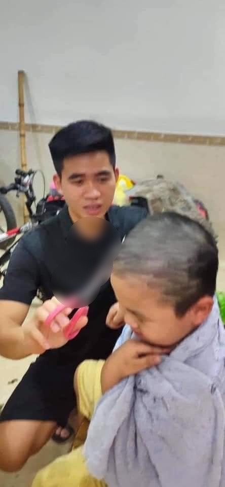 Sau khi chứng kiến mái tóc bị lẹm đi một phần của cậu con trai, ông bố này đã quyết định ra tay sửa tóc, màn cắt tóc tại nhà này của người bố toát lên đầy vẻ tự tin với lời nhắn nhủ: "Yên tâm để bố sửa cho". Ảnh: Trúc Quỳnh