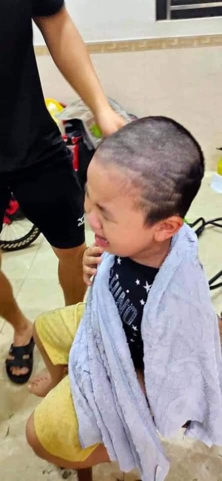 Màn "thảm hoạ" cắt tóc này đã khiến cậu bé oà khóc, cái kết không mấy ngọt ngào khi con trai đã nhìn thấy diện mạo của mình trong gương. Ảnh: Trúc Quỳnh