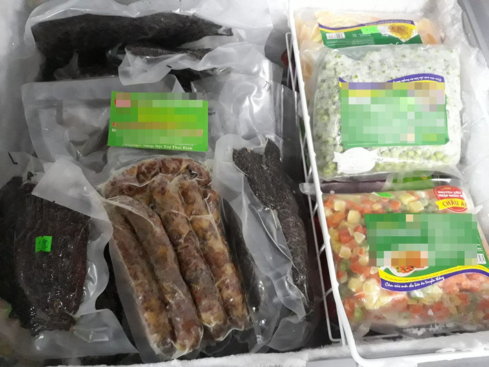 Nghe nói ăn nhiều đồ đông lạnh không tốt, nhưng không có thời gian đi chợ thì chỉ biết trữ trong tủ như thế này thôi.