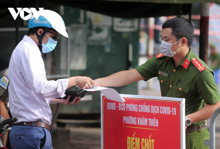 Toàn bộ người dân ra vào địa bàn 2 phường đều phải xuất trình giấy tờ tuỳ thân, giấy đi đường và được nhắc nhở các quy định về việc cách ly y tế trên địa bàn