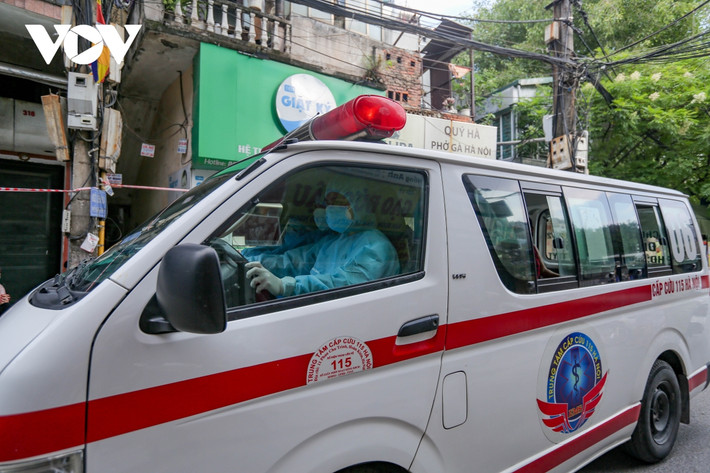 Theo CDC Hà Nội, ngày 21/8, phường Văn Miếu ghi nhận 22 ca dương tính, trong đó 11 trường hợp sống trong khu vực nguy cơ cao, phát hiện thông qua lấy mẫu xét nghiệm sàng lọc; một ca ho sốt xét nghiệm ở Bệnh viên Xanh Pôn; 10 trường hợp sống trong khu vực phong tỏa.