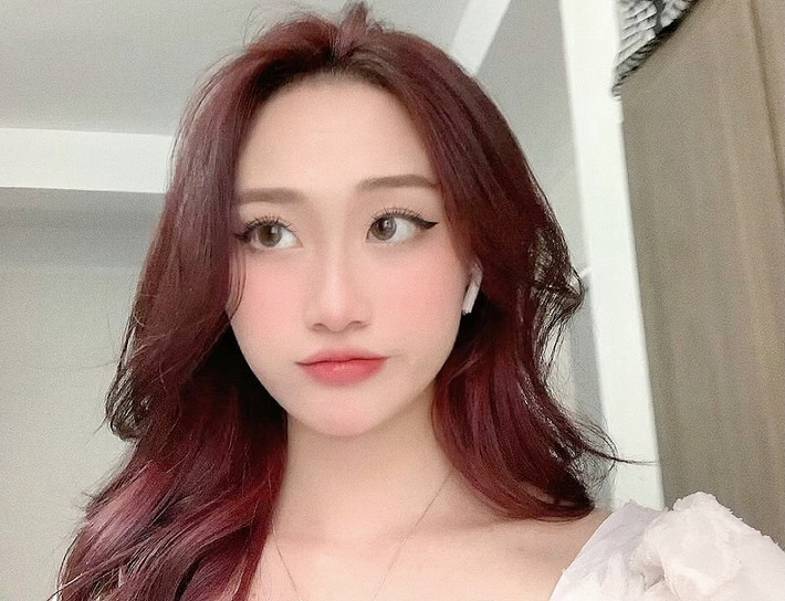Gái xinh này sinh năm 2001, quê Hải Dương, hiện đang là sinh viên chuyên ngành Kinh tế, khoa Kinh tế và Quản lý, trường ĐH Thủy Lợi.