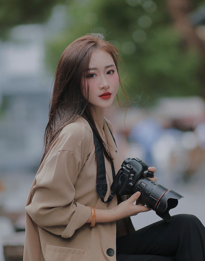 Nguyễn Phương Anh là nữ sinh hiện tại đang chiếm sóng trên MXH nhờ sở hữu gương mặt khả ái, đáng yêu nhưng cực sắc nét, cuốn hút.