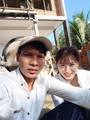 Từ khi là "chậu có hoa", trên trang cá nhân Youtuber Lộc Fuho liên tục khoe cuộc sống vợ chồng son. Mỗi khoảnh khắc anh đăng tải đều thu về lượng tương tác cực lớn.