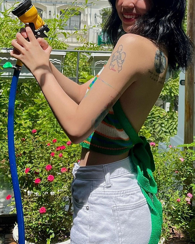 Trong thời gian giãn cách xã hội, để tránh việc "nhàn rỗi sinh nông nổi", dàn hot girl đình đám đã tham gia các hoạt động như tập gym, chăm sóc vườn, nấu ăn…và đặc biệt là không thiếu việc tương tác với fan trên mạng xã hội để chia sẻ những hình ảnh đời thường.
