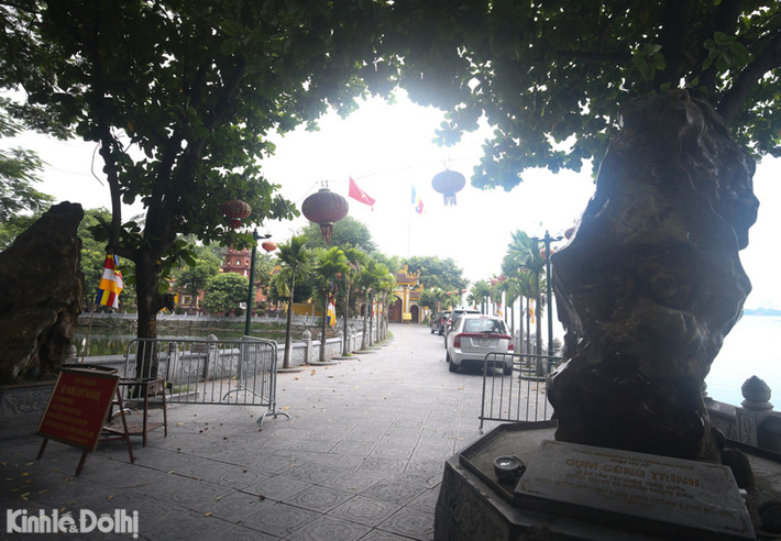 Tại chùa Trấn Quốc không có bóng người và cửa đều đóng kín.