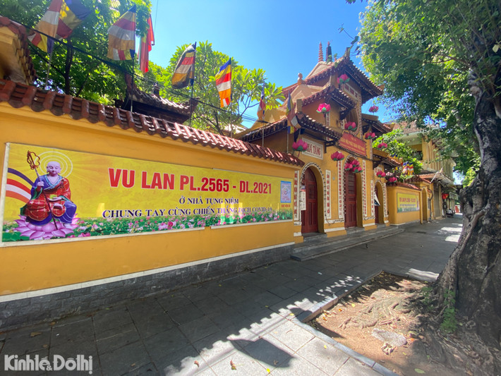 Không chỉ trong chính ngày Rằm tháng 7 Âm lịch, trước đó hình ảnh vắng vẻ tại chùa Quán Sứ cũng diễn ra, ngay cả khi các chùa thỉnh chuông, tụng kinh dịp lễ Vu Lan
