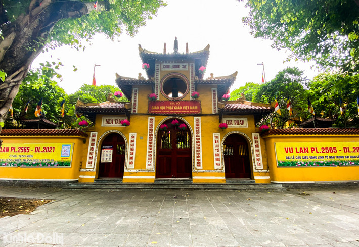 Theo thông lệ, cứ Rằm tháng 7 Âm lịch hằng năm nhiều người lại đến chùa trong đó chùa Quán Sứ là nơi luôn được nhiều người lựa chọn đến để cầu siêu cho những đã khuất.