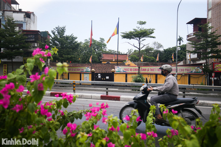 Trong khi đó, cũng giống với chùa Quán Sứ, thì chùa Phúc Khánh (Thịnh Quang, Đống Đa, Hà Nội) cũng "cửa đóng then cài" trong suốt những ngày qua, khi Hà Nội yêu cầu đóng cửa và thực hiện giãn cách xã hội.