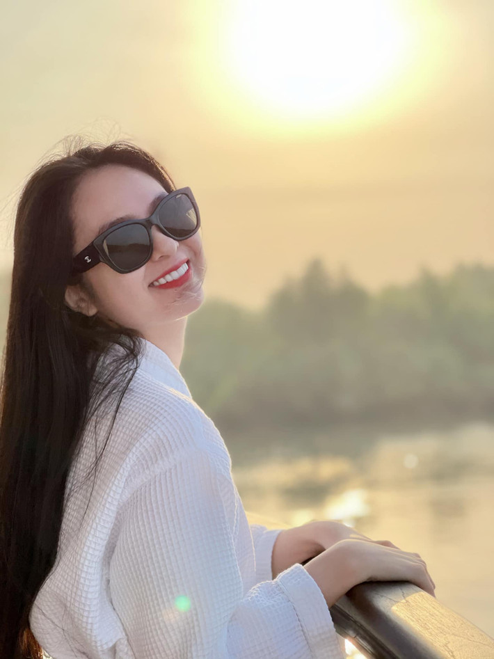 Không cần tạo dáng cầu kỳ, cô nàng vẫn hấp dẫn và cuốn hút nhờ vóc dáng và gương mặt thánh thiện.