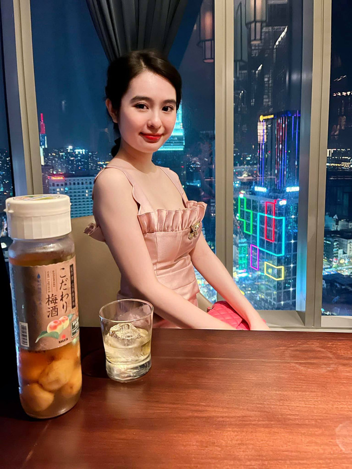 Ái Phi gây ấn tượng bởi gương mặt trái xoan, sống mũi thẳng và đường nét thanh tú.
