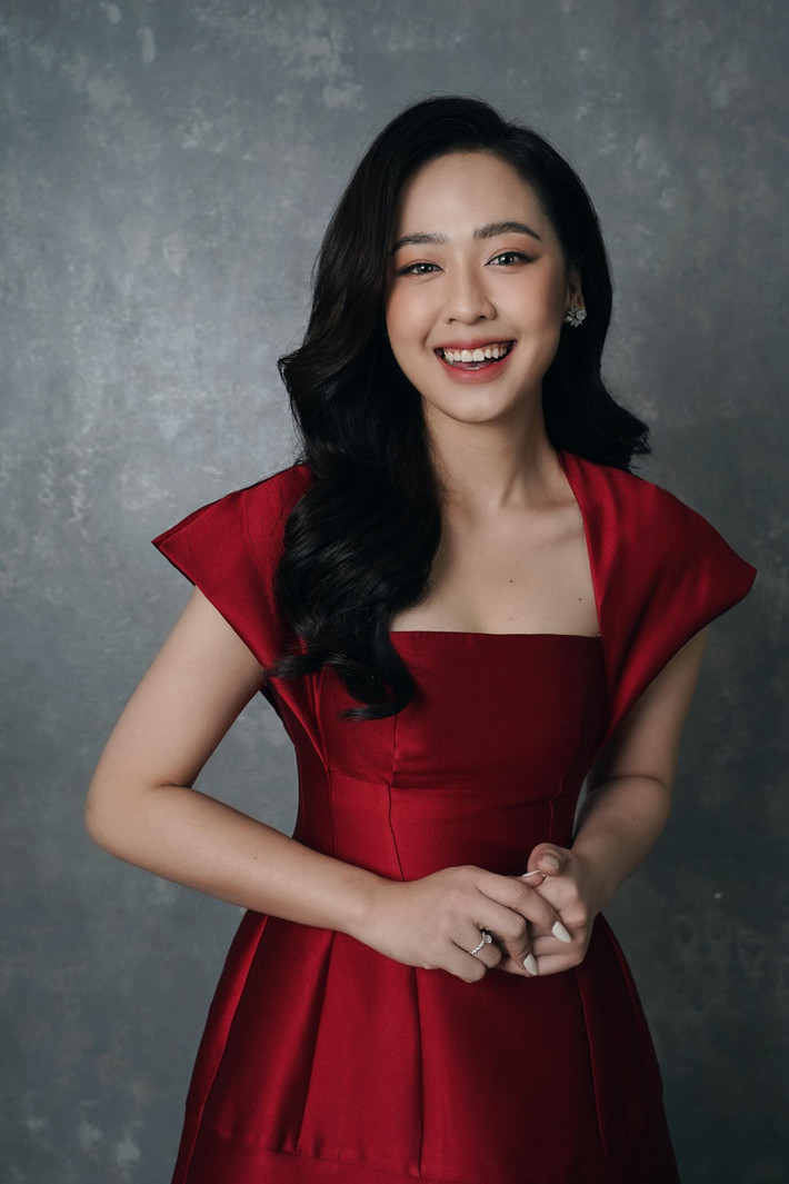 Về phía Hà My, cô gái này từng gây sốt trên MXH khi là một trong những nữ sinh vinh dự tặng hoa cho cho ông D. Trump (lúc ấy là Tổng thống Mỹ) khi ông đến Việt Nam dự APEC 2017.